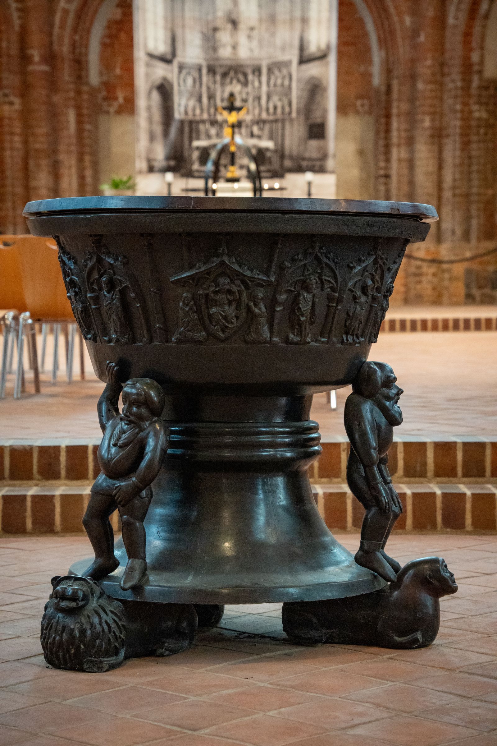 Fonts baptismaux ouvragés dans une église historique