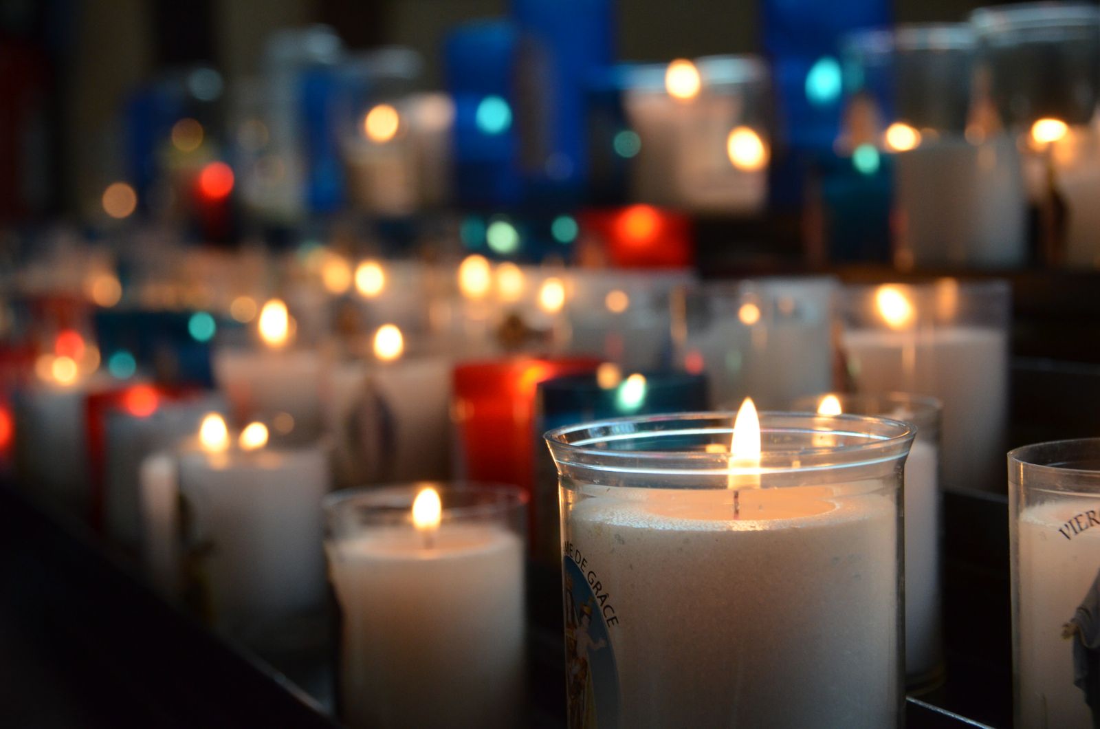 Bougies votives allumées dans une église, ambiance recueillie