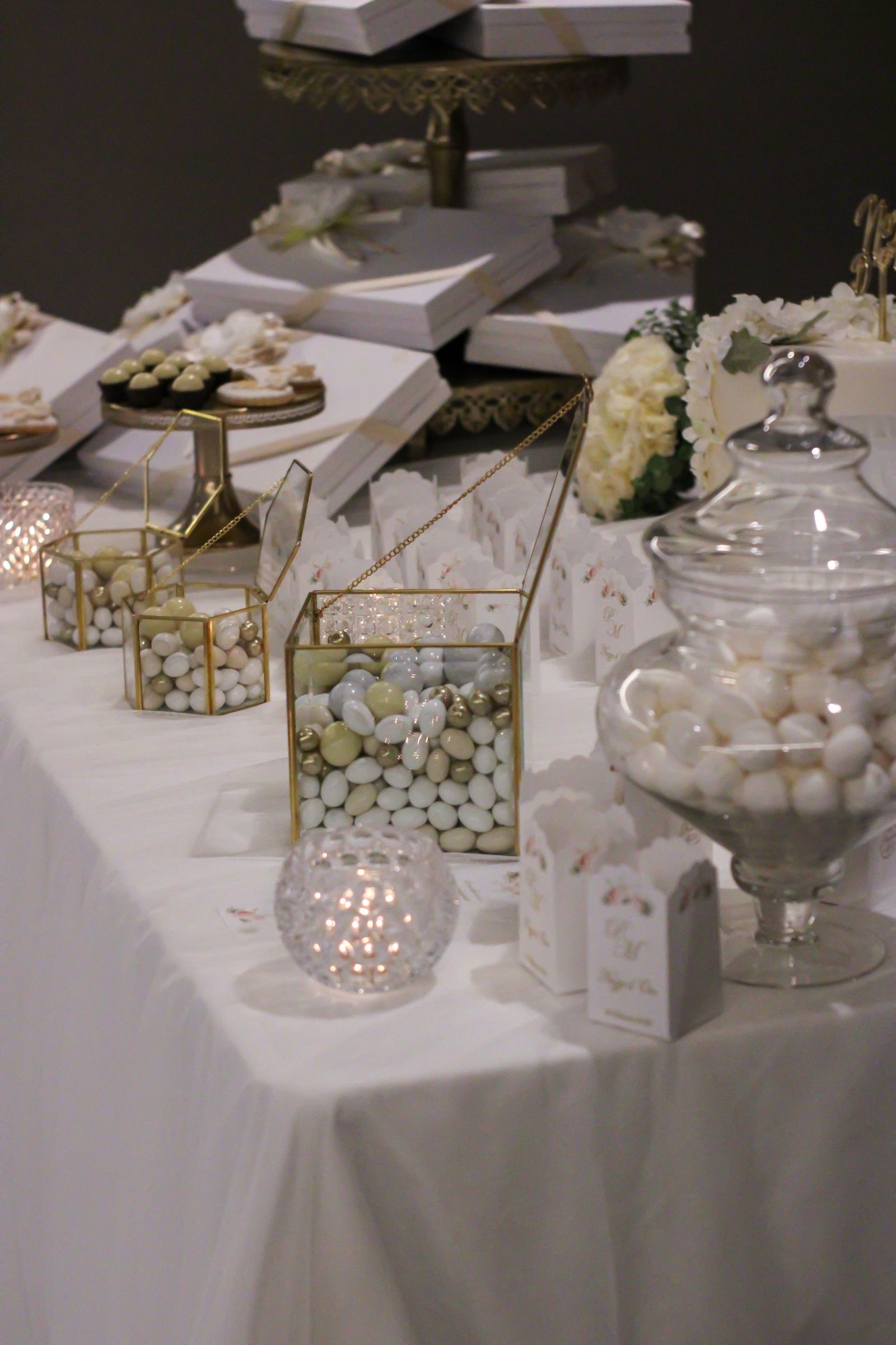 Table de dragées et présents de baptême, présentation élégante en bocaux de verre